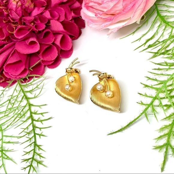 VINTAGE⚜️12K GOLD FILLED & Cultured Pearl Petal Clip Earrings - Picture 4 of 11